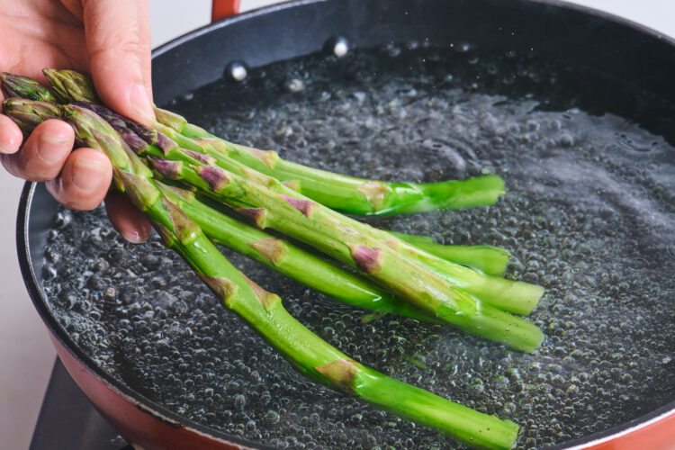 根元から先にお湯に入れる